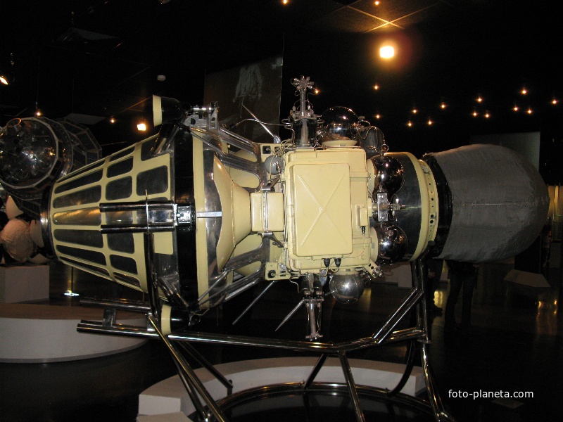 Луна 9 10. Луна-9 автоматическая межпланетная станция. Луна 9 музей космонавтики. Луна 1 космический аппарат макет. Луна 10 станция в музее космонавтики.