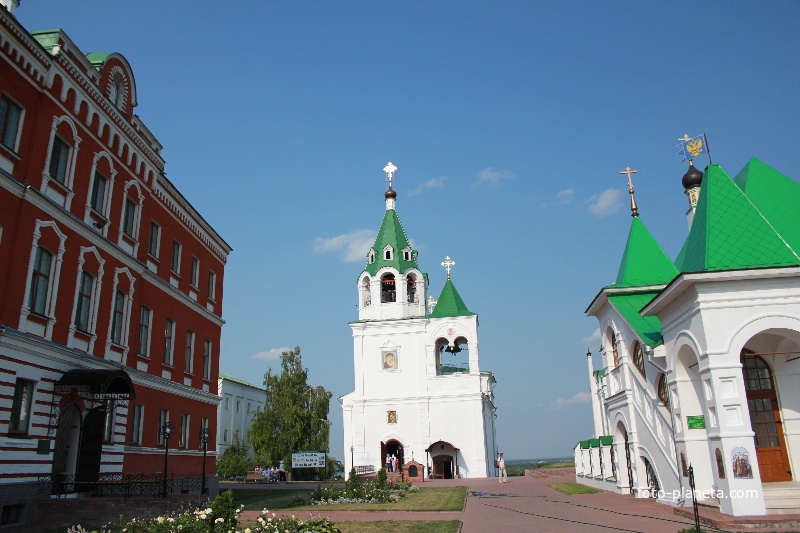 По центру Церковь Покрова Богородицы (на территории Спасского монастыря).