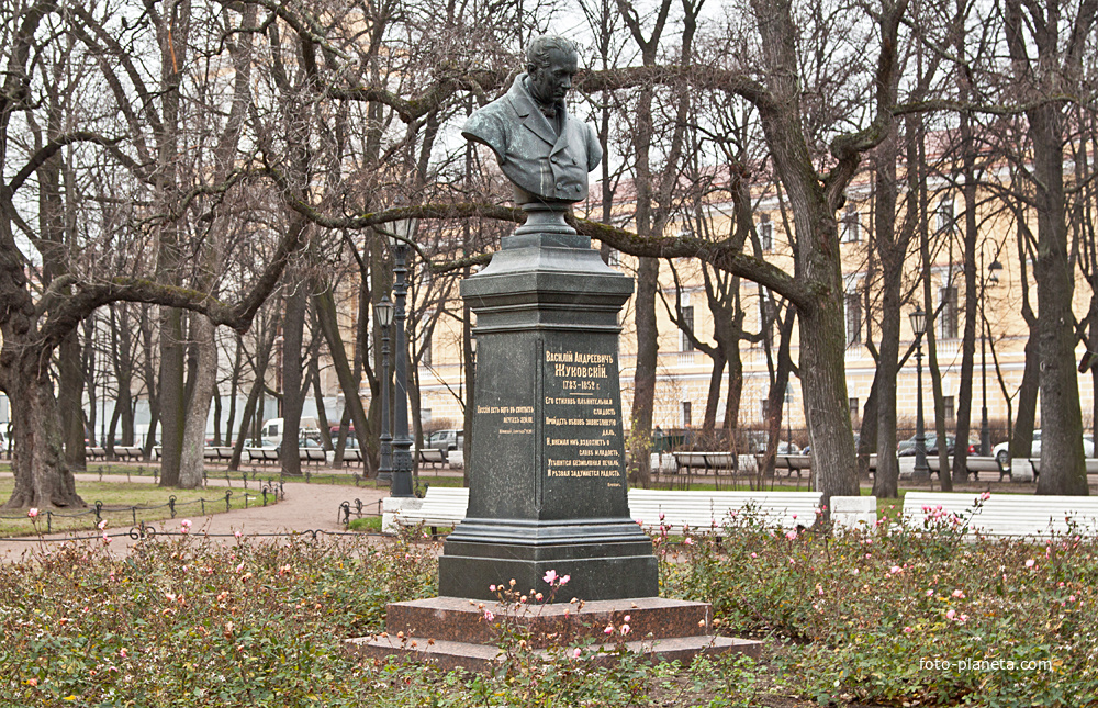 Памятник поэту Жуковскому в Александровском саду