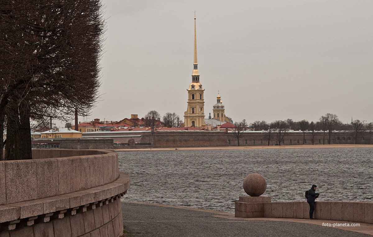 Вид на Петропавловскую крепость