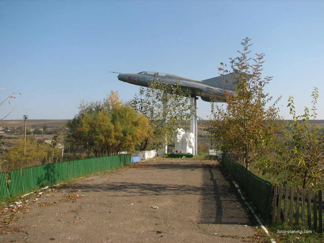 Памятник летчикам ВОВ, октябрь 2010г, с. Семеновка, Штефан Водэ, Молдова