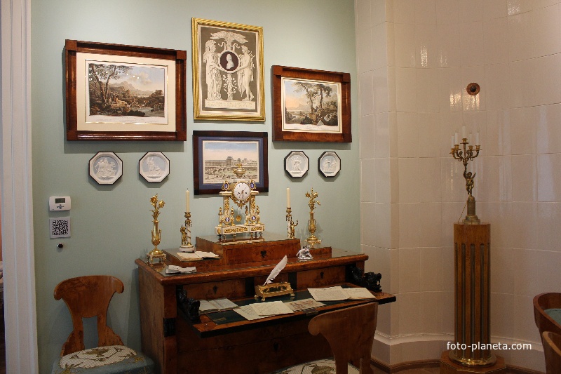 Письменный стол в гостиной, первый этаж музея