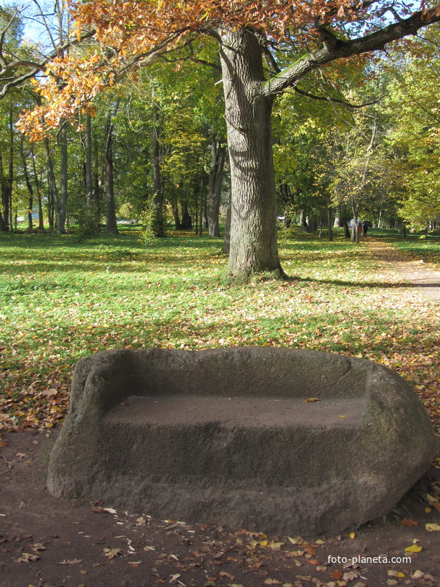 Каменная скамья в усадебном парке