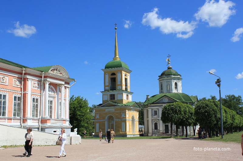 Дворец (слева), Колокольня и Церковь