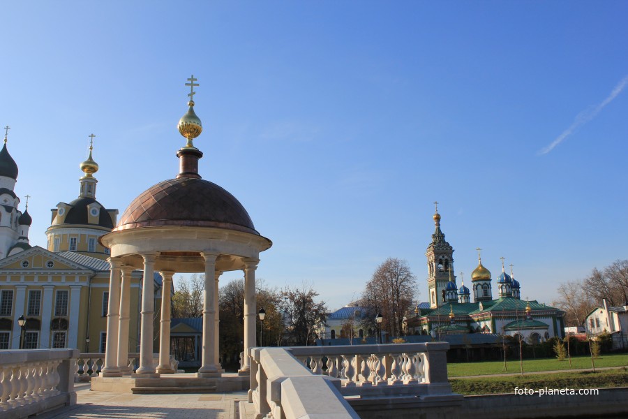 На первом фоне Иордань на пруду, слева Покровский Собор, справа Церковь Николая Чудотворца