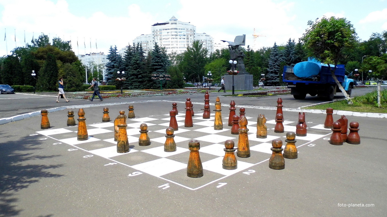 г. Пенза, большая размеченная шахматная доска с деревянными фигурами пл. Маршала Жукова.