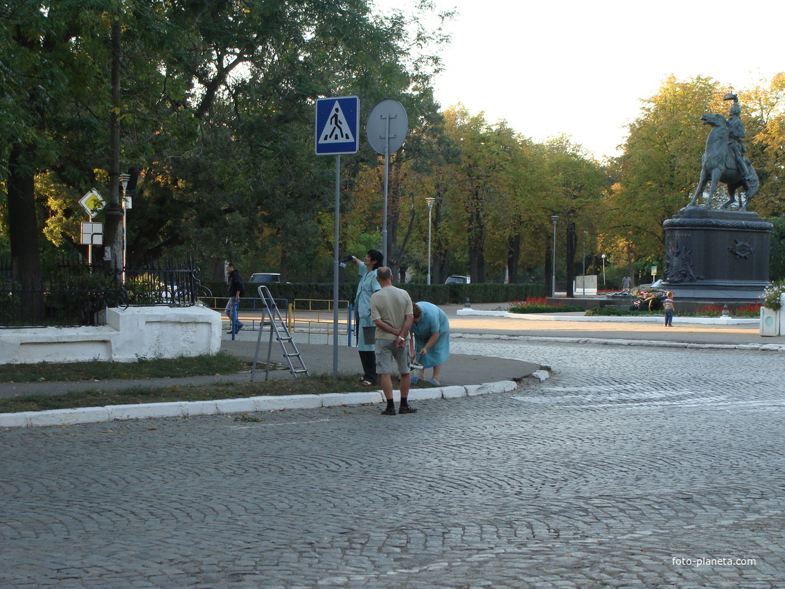 Собор,памятник А Суворов