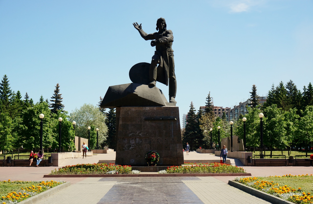 Памятник добровольцам-танкистам