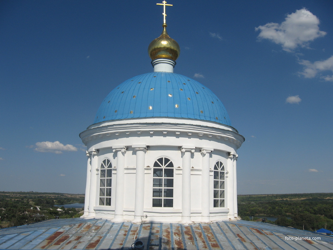Купол церкви и позолоченная маковка с крестом