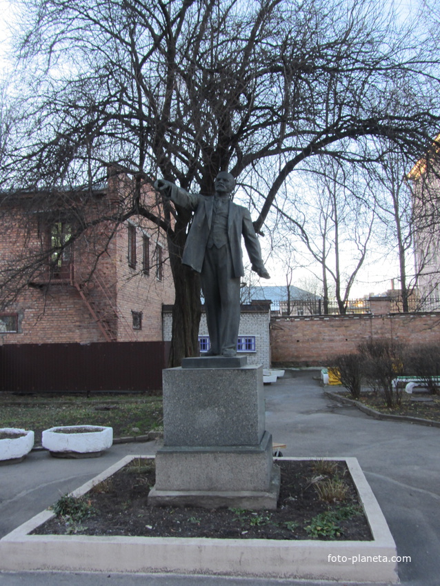 Памятник В.И. Ленину на территории обувной фабрики &quot;Виктория&quot;