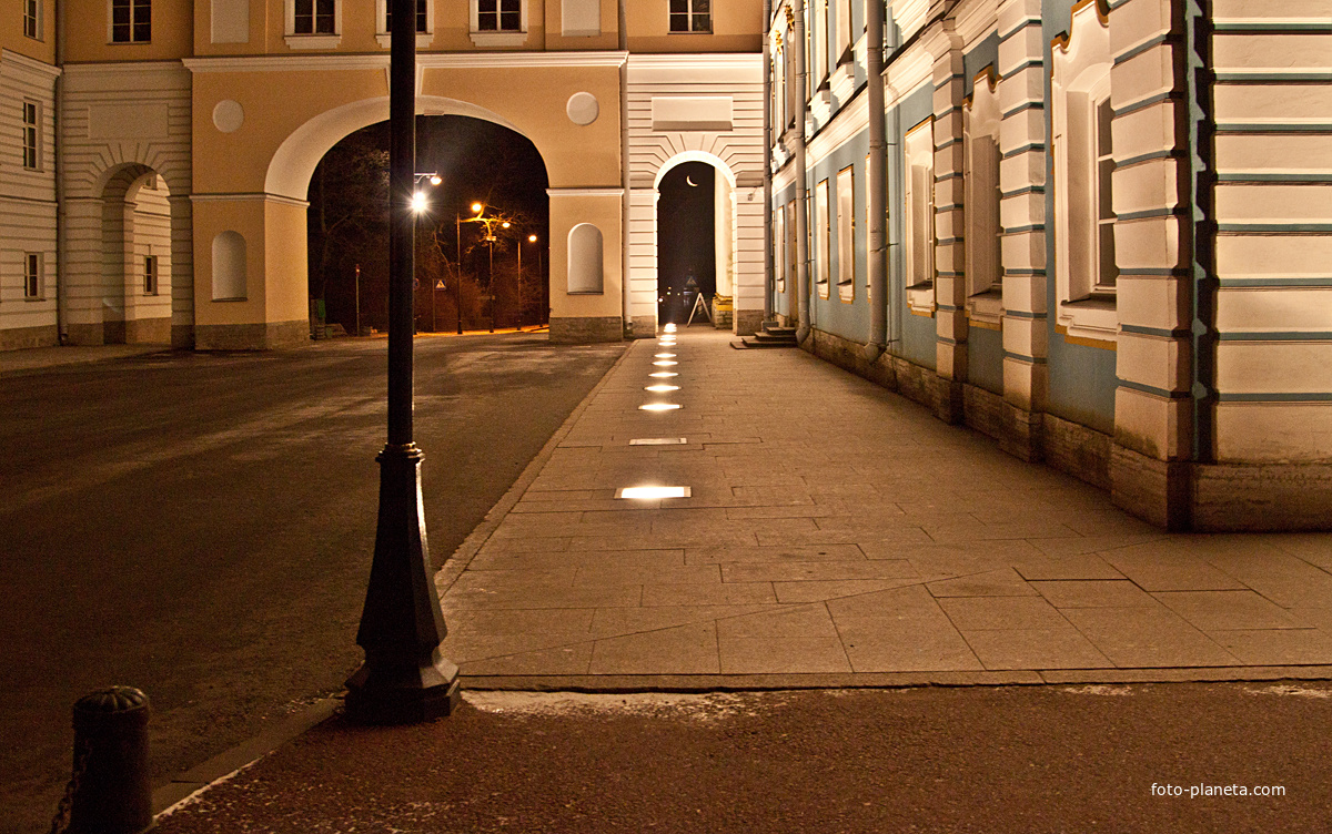 Ночью возле Екатерининского дворца