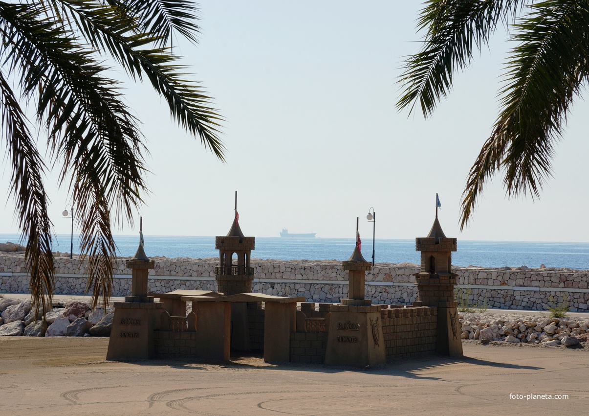 Песочный замок на Baby Beach отеля Rixos Sungate