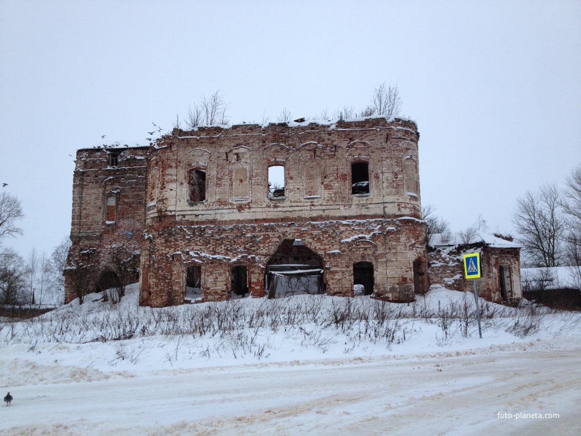 Руины церкви в Есеновичах.
