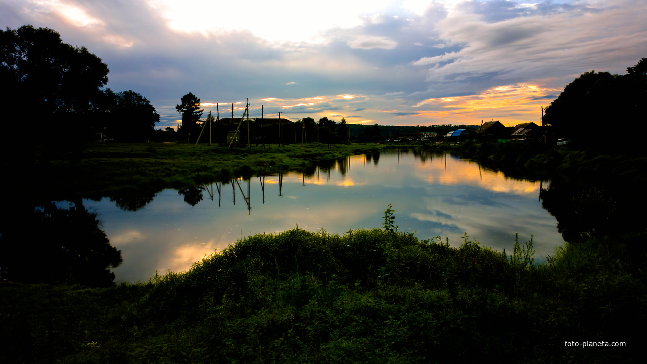 Верхняя фотография. Школьное озеро Бернгардовка. Озеро на школьной Приморский край. Озеро водное Пожарское. Озеро Пожарское г Тобольск.