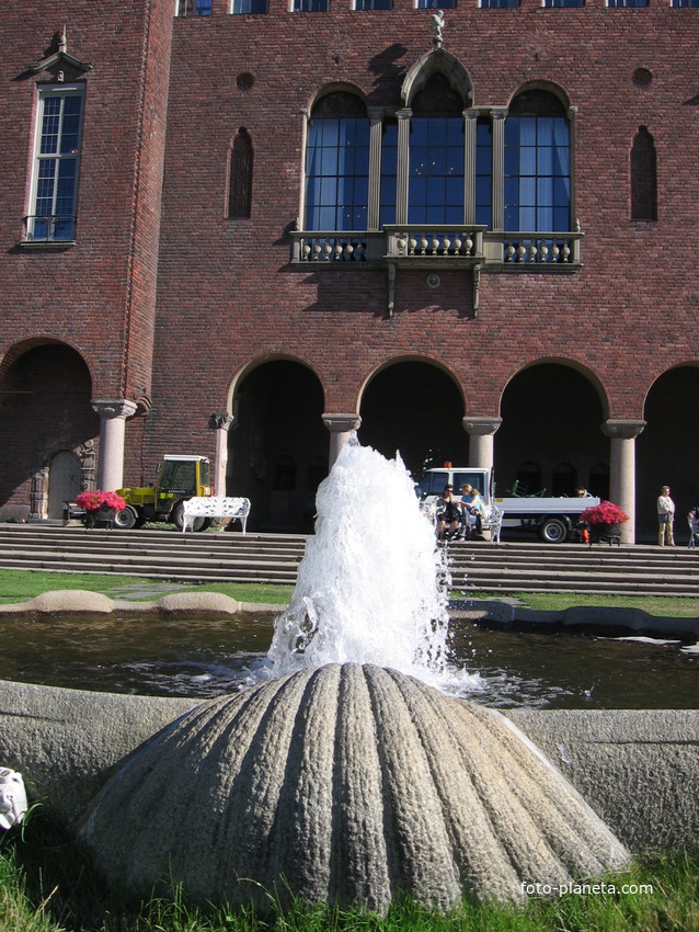Стокгольм, стены ратуши, фонтанчик
