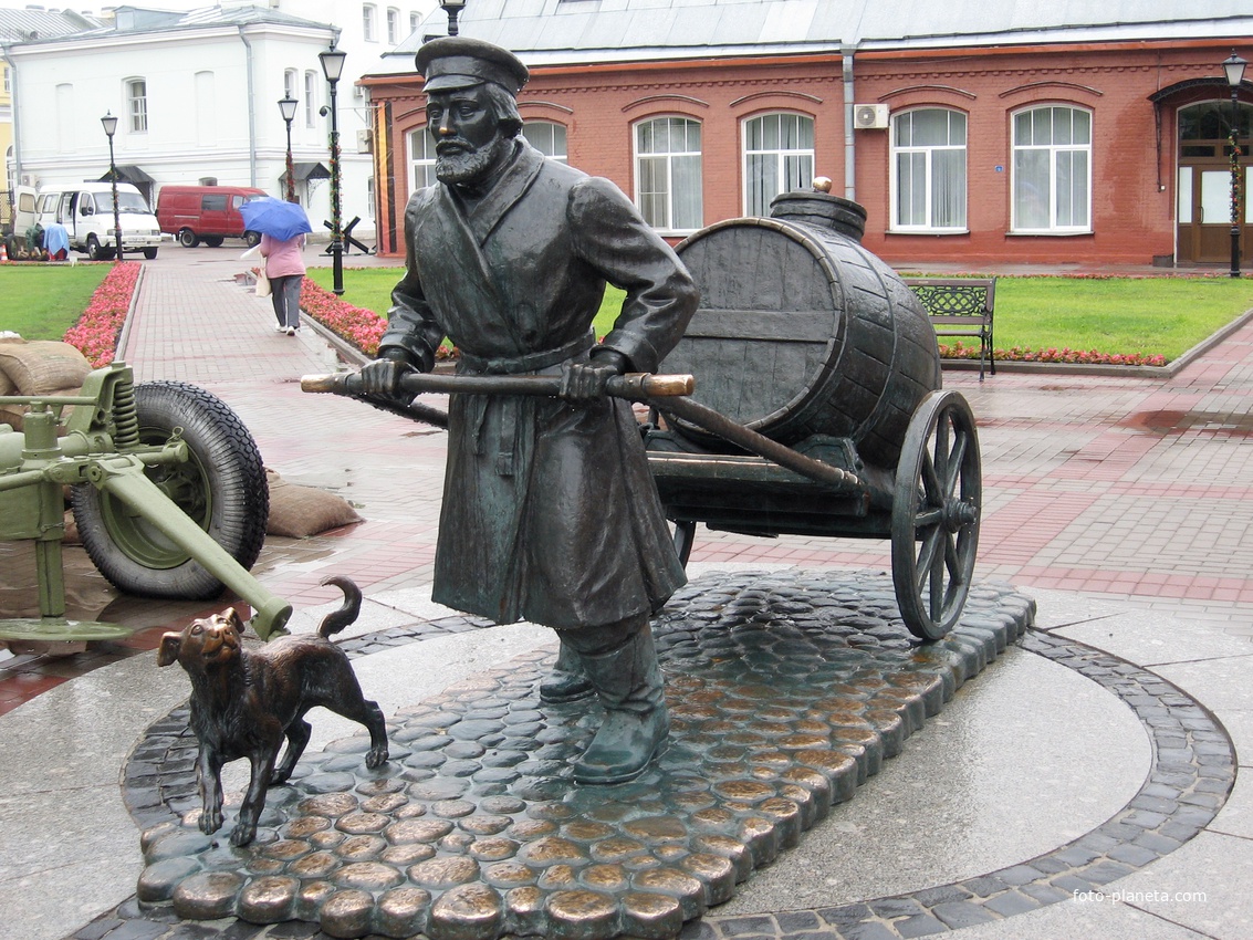 Скульптура водовоза на территории музея Водоканала
