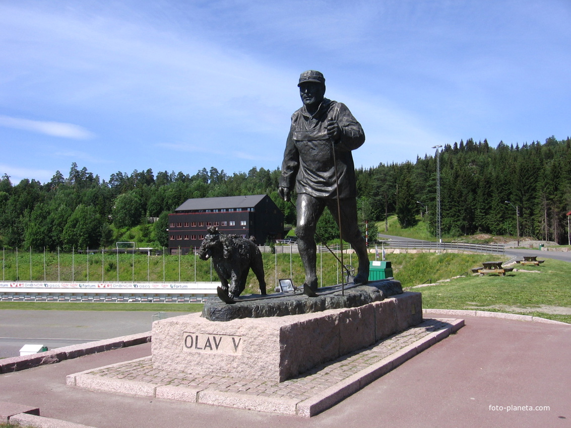 Памятник королю Олафу V и его верному пуделю компаньону