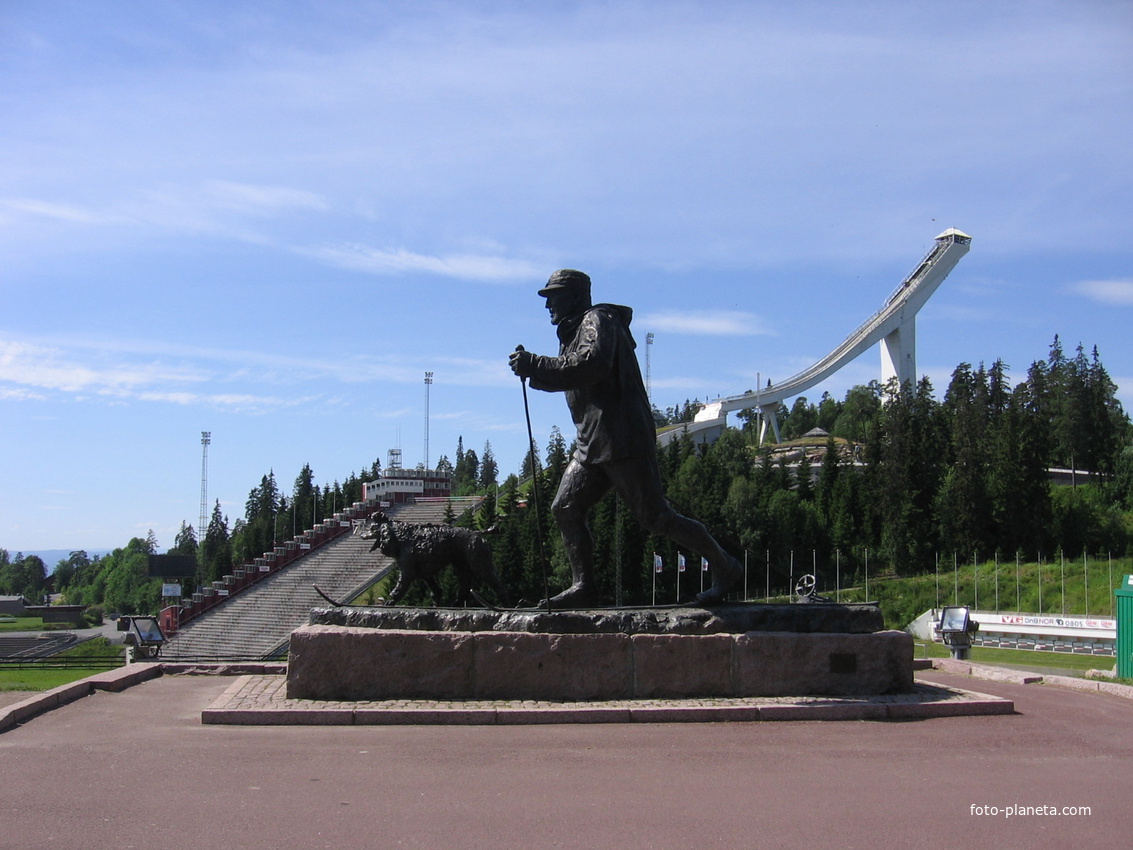 Памятник королю Олафу V, другой ракурс