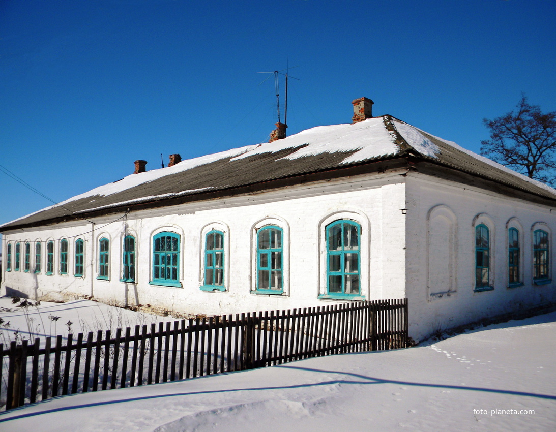 Здание школы в селе Борисовка