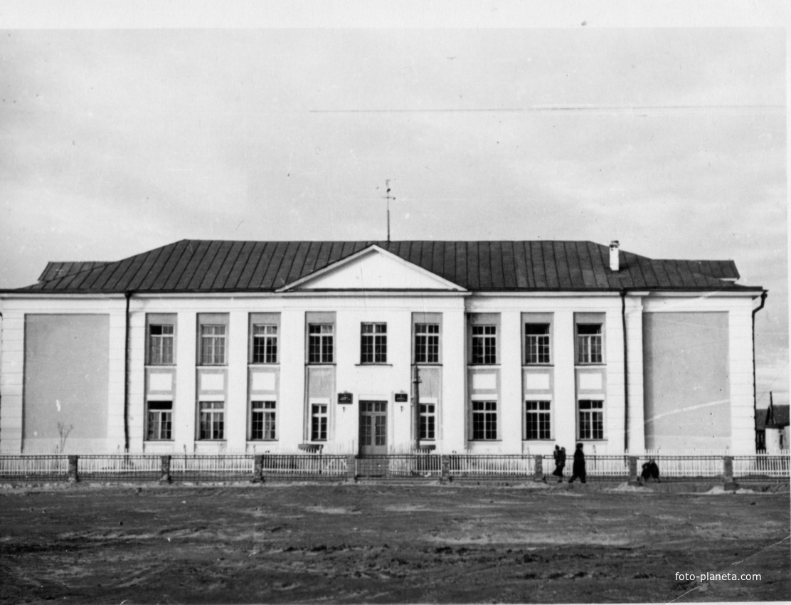 Здание 31 средней школы в середине 50-тых годов двадцатого века в городе Светлом.