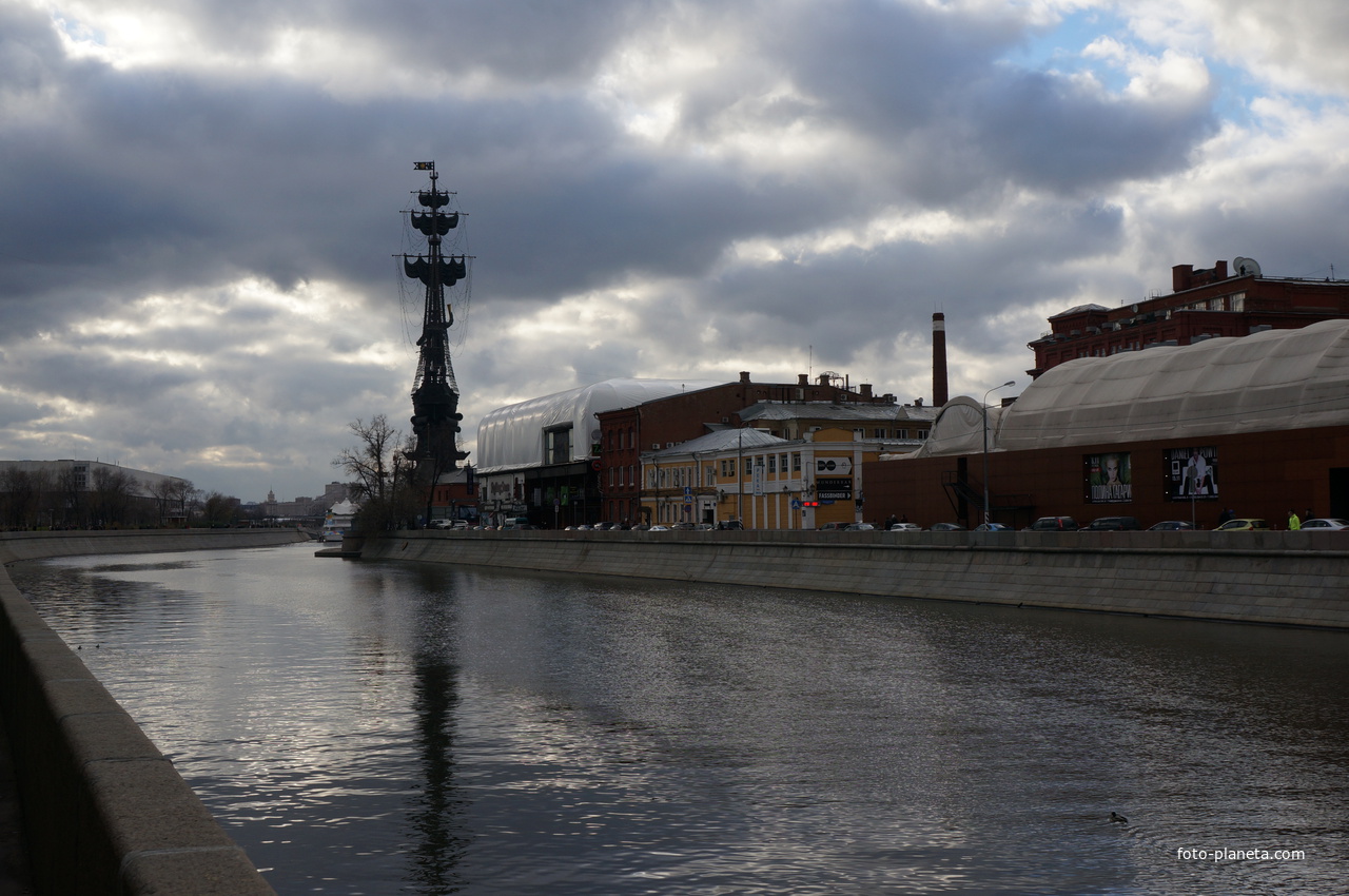 Болотная набережная, Водоотводный канал