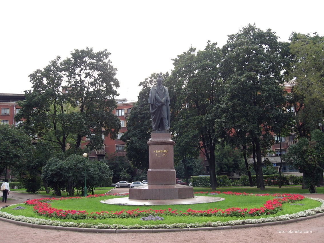 Сквер на площади Шевченко с памятником поэту