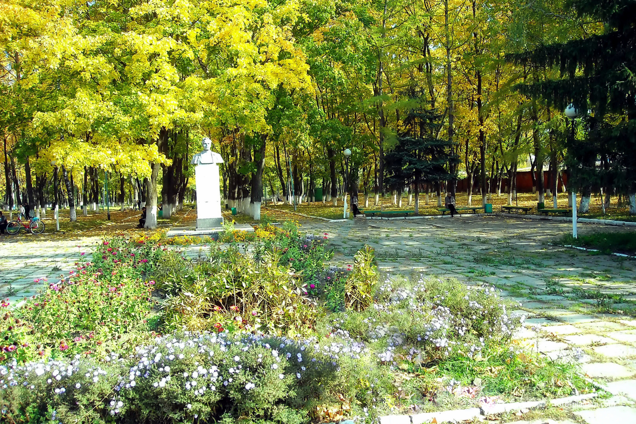 Памятник Артему (Сергееву) - революционеру