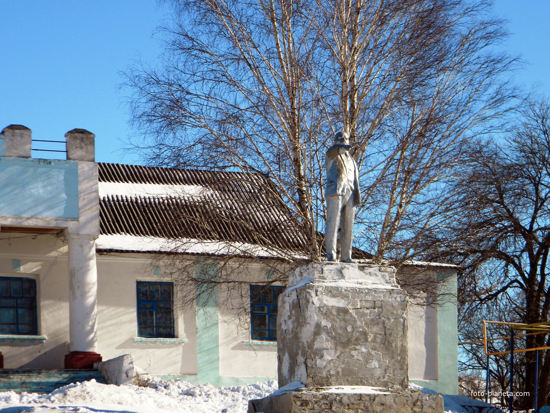 Памятник Ленину у Дома Культуры в селе Голофеевка