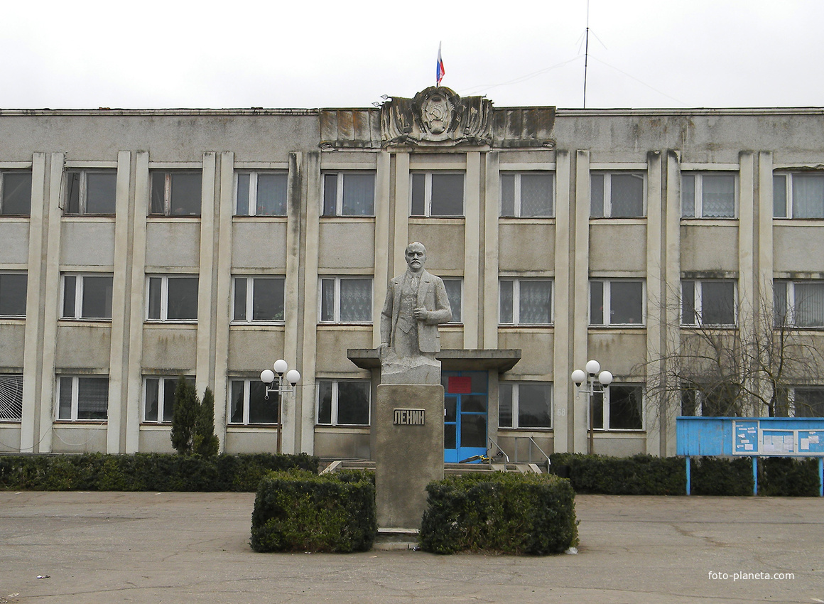 с.Высоцкое, администрация, памятник В.И.Ленину