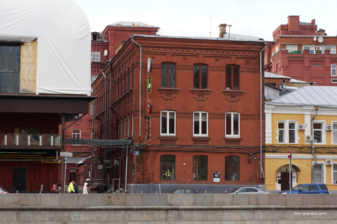 Болотная набережная - бвшее здание фабрики Красный Октябрь (Эйнемъ)