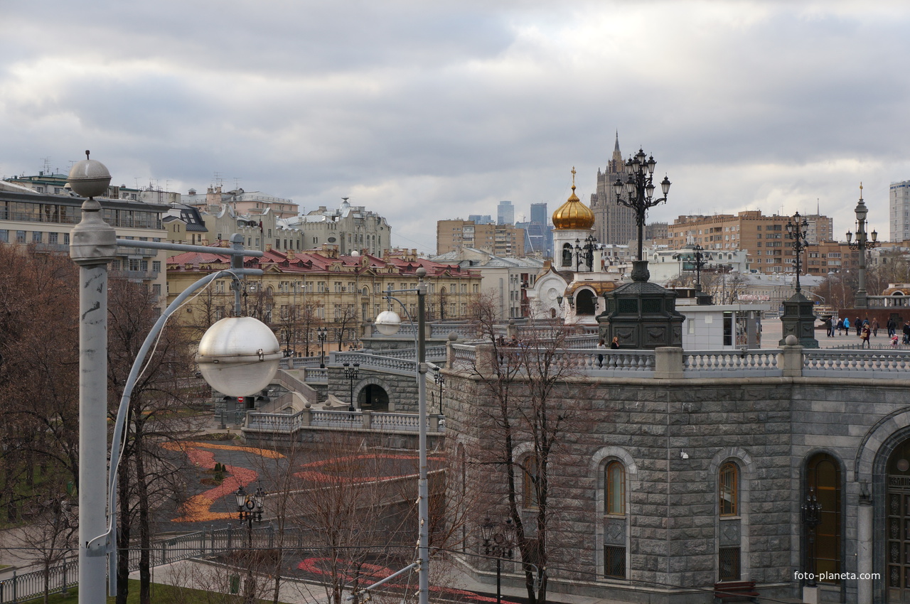 У Храма Христа Спасителя