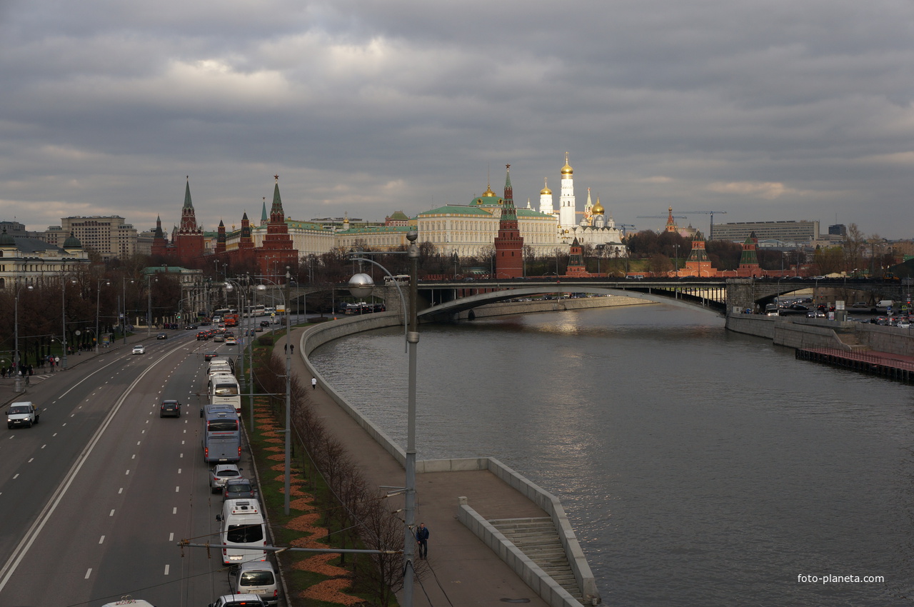 Кремлёвская набережная, Москва река