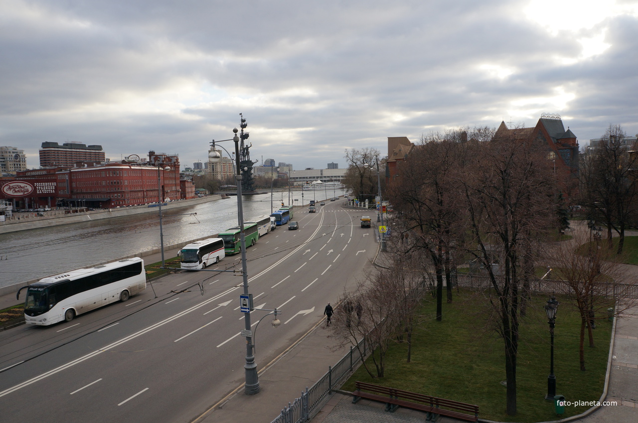 Пречистенская набережная, Москва-река