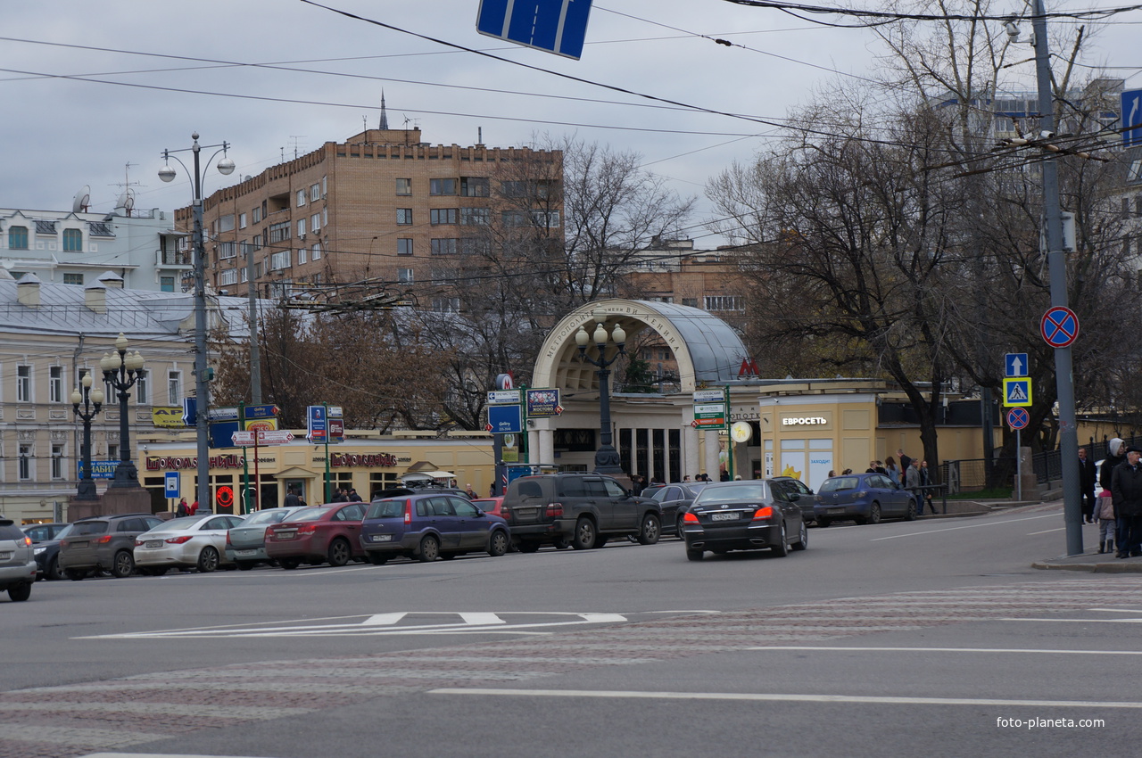 Наземный вестибюль станции метро «Кропоткинская»