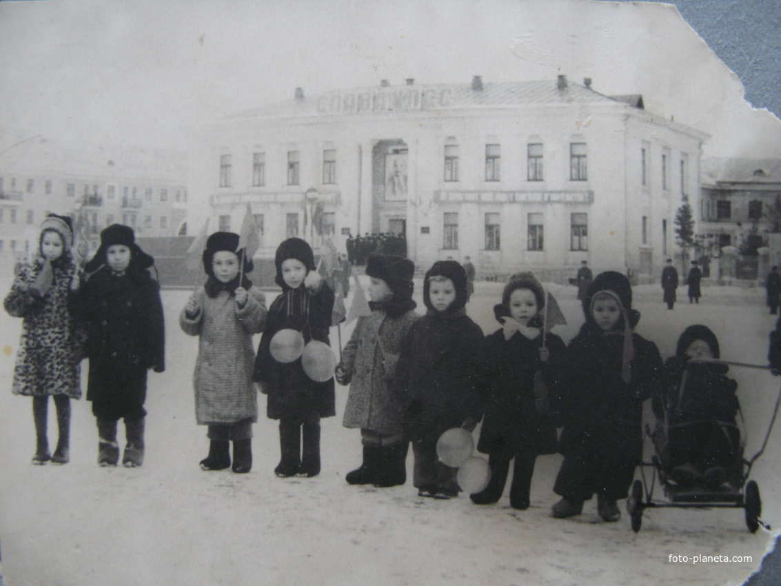 Ухта 1960 Первомайская площадь - юные участники демонстрации