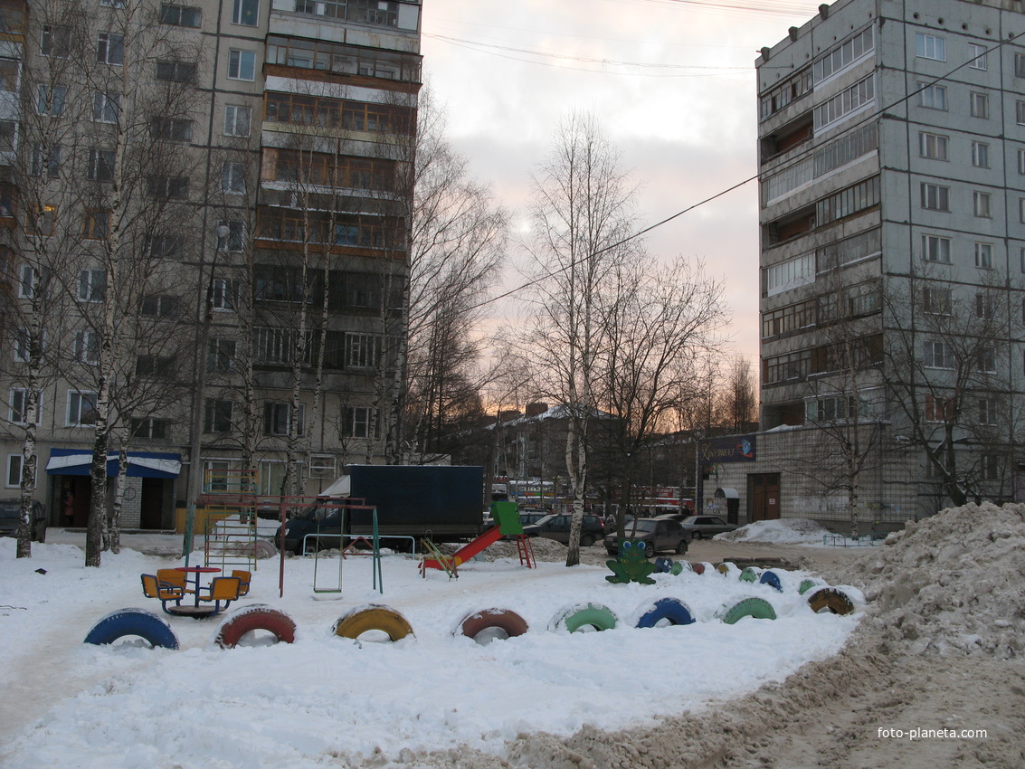 Сыктывкар декабрь 2013 детская площадка во дворе по ул. Коммунистической