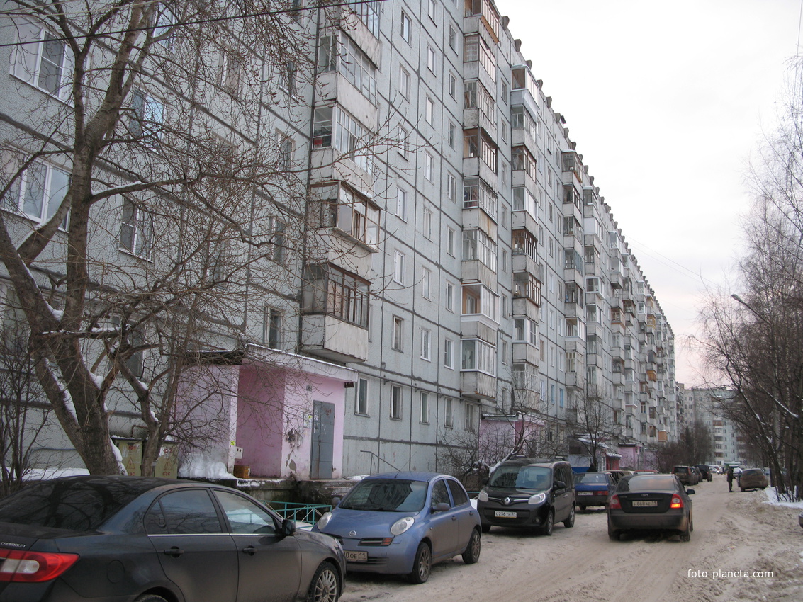 Сыктывкар декабрь 2013 во дворе Дома Книги по ул. Коммунистической