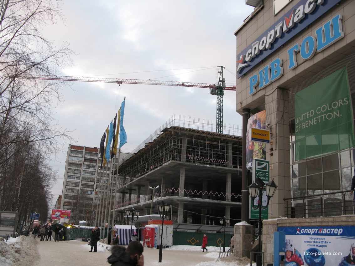 Сыктывкар декабрь 2013 ул. Коммунистическая новый торговово-развлекательный центр строится