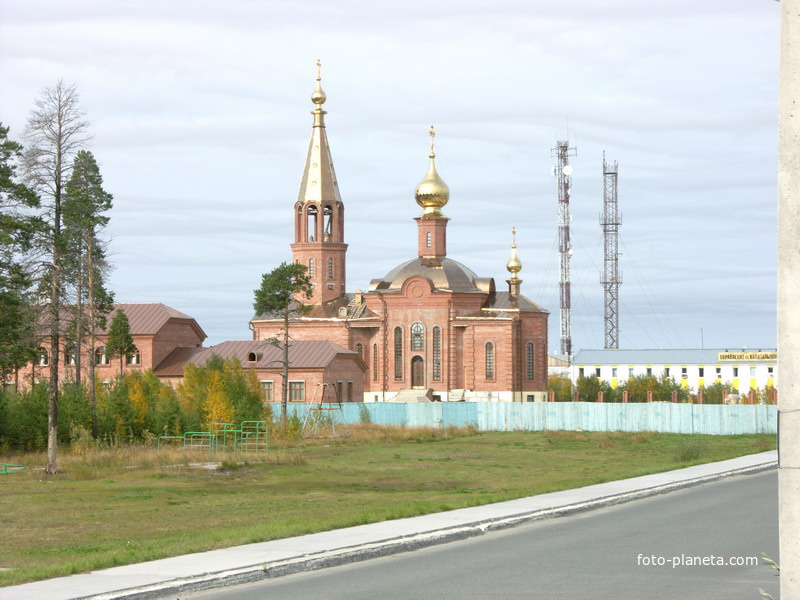 Старая и новая церковь в сентябре 2006г.