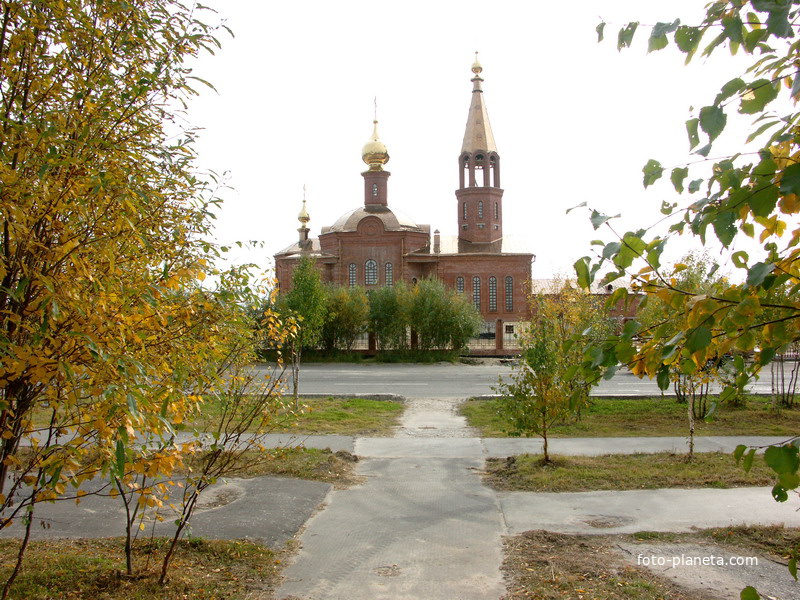 Старая и новая церковь в сентябре 2006г.
