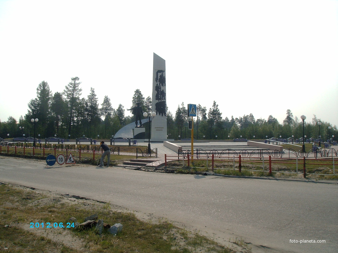 Памятник первопроходцам, июнь 2012г.