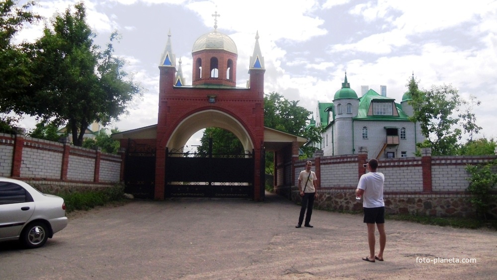 Мельники центральний вхід до Мотронинського монастиря