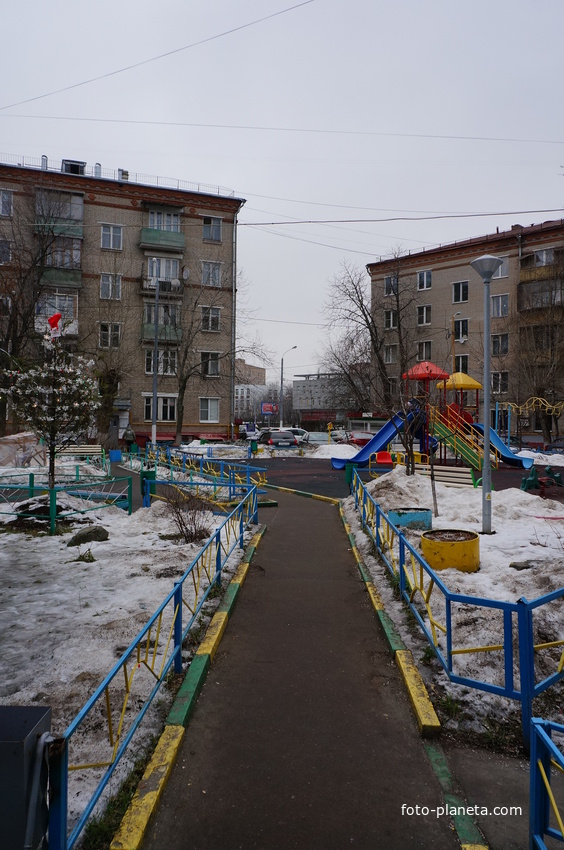 Детская площадка во дворе на Симферопольском бульваре