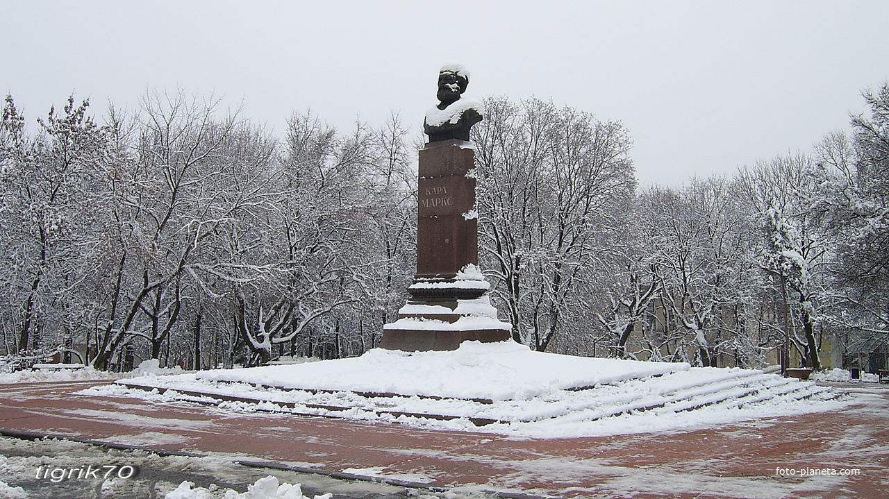 г. Пенза, памятник К. Марксу, открыт в 1960 г. на Советской пл .