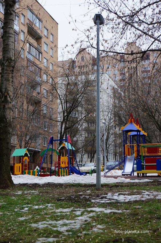 Детская площадка на Болотниковской улице