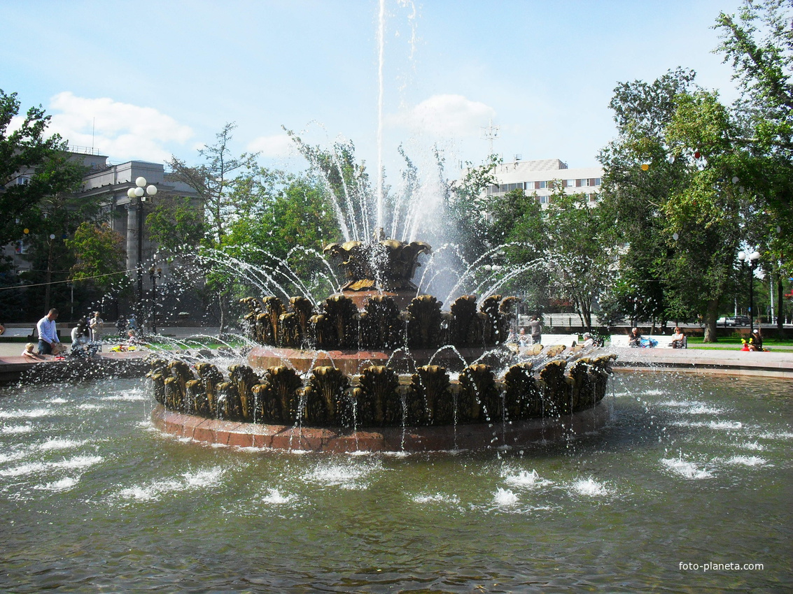 г.Оренбург фонтан в сквере у Дома Советов