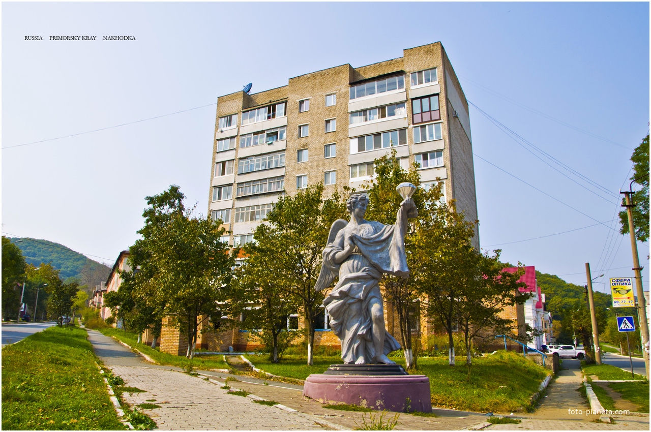 Скульптура на ул. Павлова в виде ангела, держащего в руке бриллиант.
