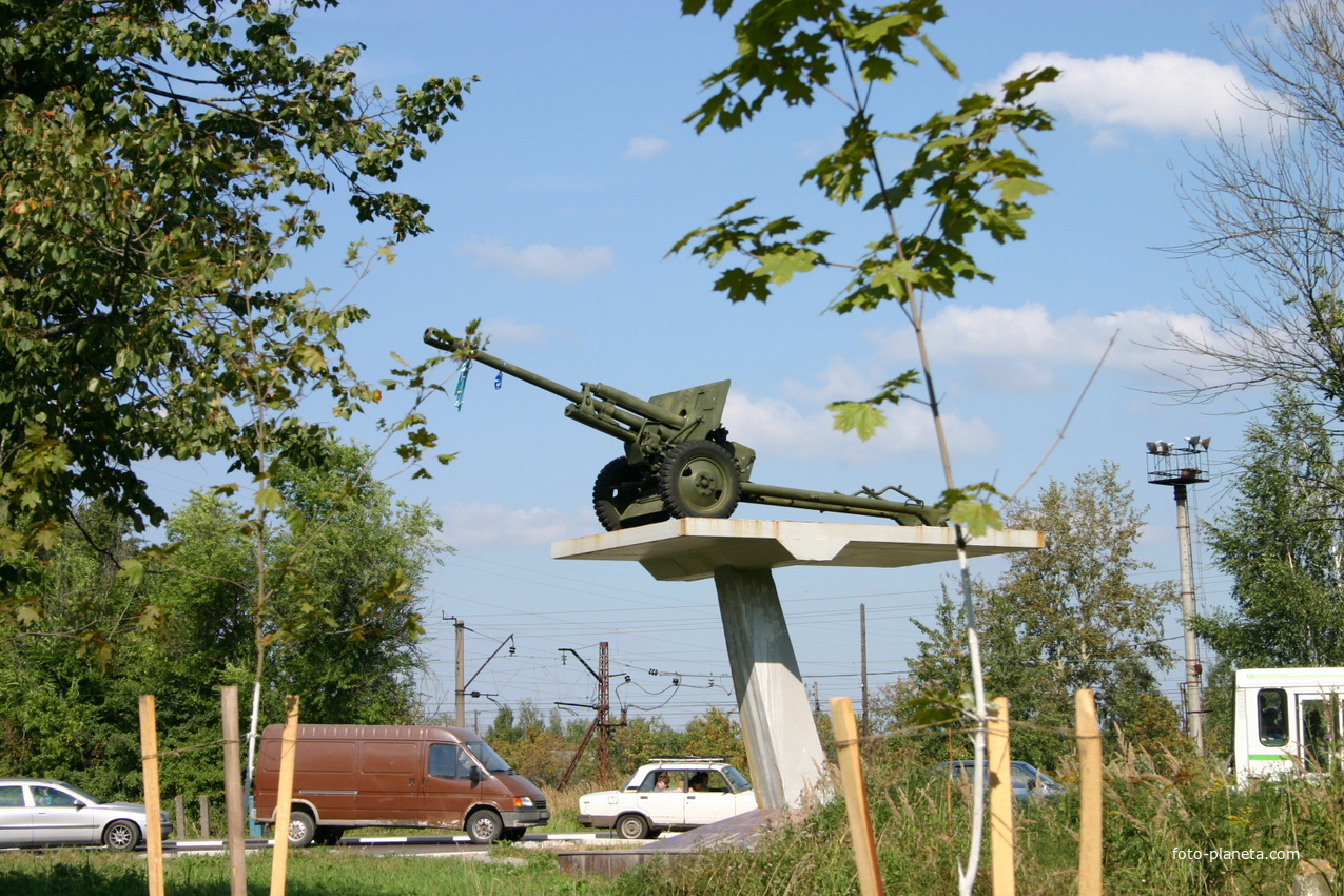 Памятник артиллеристам. Дивизионная пушка ЗИС - 3