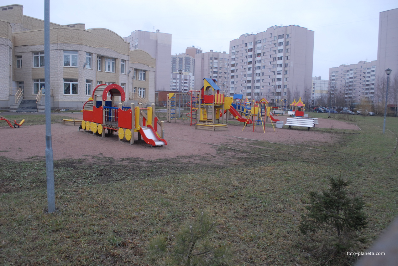 Детская площадка на территории садика.