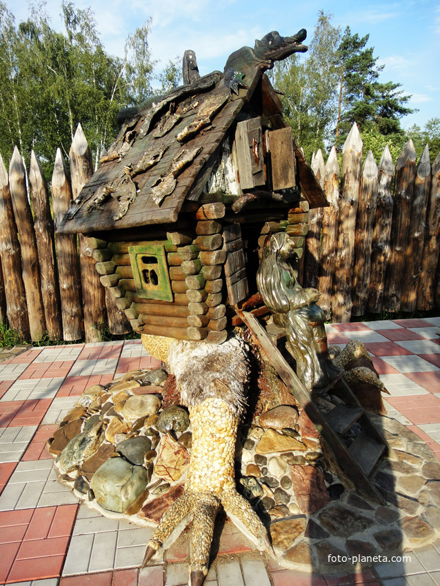 Музей сказок, избушка на курьих ножках